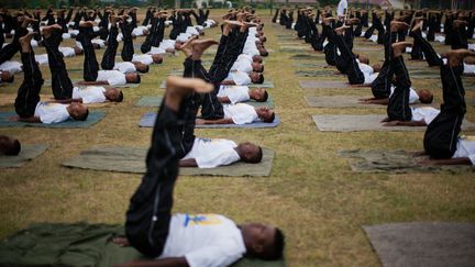 Des unités paramilitaires indiennes qui servent de force d'appiont à la police réalisent également des exercices de yoga le 21 juin à Srinagar, la capitale d'été du cachemire indien. (YAWAR NAZIR / NURPHOTO)