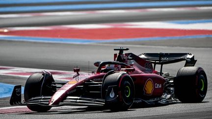 Le Monégasque Charles Leclerc, au volant de sa Ferrari sur le circuit Paul-Ricard du Castellet, le 23 juillet 2022. (CHRISTOPHE SIMON / AFP)