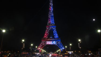 La tour Eiffel arborait, samedi 5 août 2017, les couleurs du PSG pour "saluer l'arrivée" de l'attaquant star brésilien Neymar à Paris. (OLIVIER MORIN / AFP)