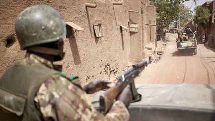 Des militaires maliens en patrouille dans le centre du pays, le 28 février 2020 (MICHELE CATTANI / AFP)