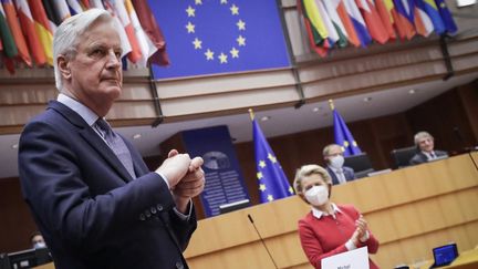 Michel Barnier, alors négociateur en chef de l'UE pour le Brexit, avec Ursula von der Leyen à Bruxelles le 27 avril 2021 (OLIVIER HOSLET / POOL)