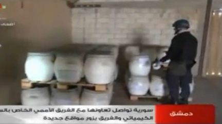 Une capture d'&eacute;cran de la t&eacute;l&eacute;vision nationale syrienne montre un envoy&eacute; de&nbsp;l'Organisation pour l'interdiction des armes chimiques au travail, sur un site non localis&eacute; en Syrie, le 19 octobre 2013. (AFP / SYRIAN TELEVISION)