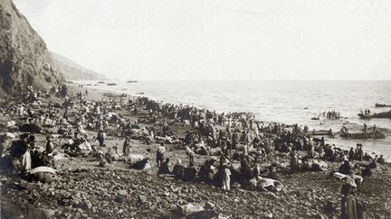 Des r&eacute;fugi&eacute;s arm&eacute;niens attendent d'&ecirc;tre &eacute;vacu&eacute;s vers l'Egypte, en septembre 1915 sur une plage de Turquie. (HISTORIAL DE PÉRONNE / AFP)