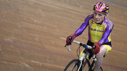 Le cycliste centenaire français Robert Marchand, 106 ans, parcourt un 4000 mètres à vélo sur la piste de Saint-Quentin-en-Yvelines le 11 février 2018. (ERIC FEFERBERG / AFP)