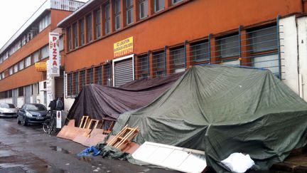 Des b&acirc;ches, sous lesquelles vivent une cinquantaine de personnes expuls&eacute;es d'un squat, &agrave; Pantin (Seine-Saint-Denis), mercredi 26 ao&ucirc;t.&nbsp; (SOLEN FLUZIN)