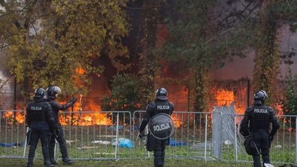 Slovénie : un incendie vite maîtrisé provoque un début de panique parmi les migrants