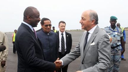 Le ministre français des Affaires étrangères, Laurent Fabius, salue son homologue malien, Tieman Hubert Coulibaly, lors de son arrivée à Bamako, le 28 mai 2013.
 (AFP/Habibou Kouyaté)