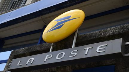 Face au déclin des envois postaux traditionnels, La Poste se réinvente. (RICHARD VILLALON / MAXPPP)