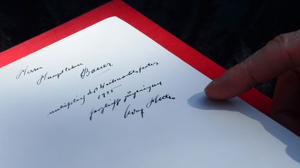 La d&eacute;dicace pr&eacute;sente sur l'un des deux volumes de "Mein Kampf" vendus aux ench&egrave;res, le 27 f&eacute;vrier 2014 &agrave; Los Angeles (Californie). (FREDERIC J. BROWN / AFP)