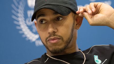 Le pilote de Formule 1 Lewis Hamilton, lors d'une conférence de presse à Paris, le 8 décembre 2017.&nbsp; (CHRISTOPHE SIMON / AFP)