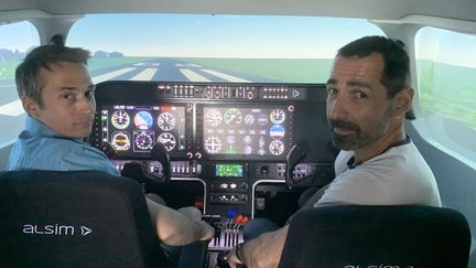 Des élèves pilotes sur le simulateur de vol de l’école de pilotage Aéroflight à Lognes, le 11 mai 2022. (GREGOIRE LECALOT / RADIO FRANCE)