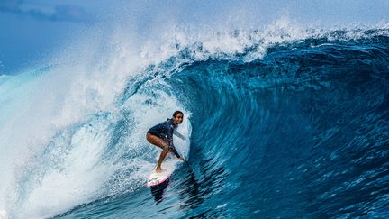 La Française Vahine Fierro dans la vague de Teahupo'o, le 19 août 2022. (JEROME BROUILLET / AFP)