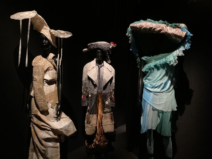 L'exposition "Stephen Jones, chapeaux d'artiste" au Palais Galliera : tenues John Galliano accessoirisées par Stephen Jones, le 17 octobre 2024. (CORINNE JEAMMET)