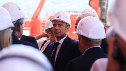 Emmanuel Macron lors d'une visite du site STMicroelectronics à Crolles (Isère), le 12 juillet 2022. (BENOIT LAGNEUX / MAXPPP)