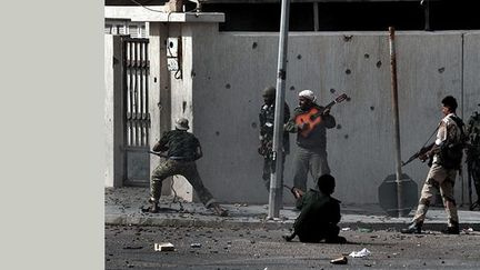 Un rebelle jouant de la guitare pendant un assaut contre l’un des derniers bastions des troupes de Kadhafi dans la ville de Syrte, en Libye.

Cette photo est tirée du reportage La Bataille de Syrte. Libye, octobre 2011, d’Aris Messinis.
 
Le cliché a remporté de très nombreux prix, tels que Days Japan 2012, Fotoweek 2011, NPPA, et reçu le Trophée Photo 2012 de Bayeux.
 
Aris Messinis, parle de sa photo. (© Aris Messinis – AFP)