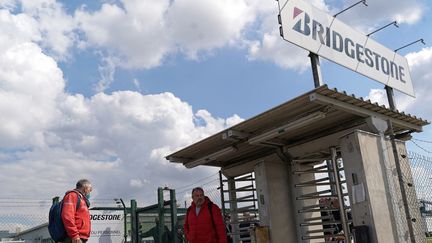 Les salariés de l'usine&nbsp;Bridgestone quitte le site pour leur dernier jour de travail avant la fermeture le 30 avril 2021. (SYLVAIN LEFEVRE / HANS LUCAS)