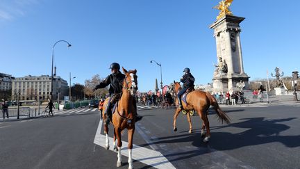 Des policiers &agrave; cheval encadrent une parade &eacute;questre, le 25 novembre 2012 &agrave; Paris. (THOMAS SAMSON / AFP)