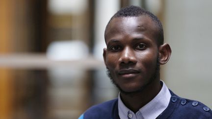 Lassana Bathily, employ&eacute; de l'Hyper Cacher de la porte de Vincennes, pose, le 15 janvier 2015, &agrave; Paris, quelques jours apr&egrave;s la prise d'otages qui a eu lieu dans le magasin. (FRANCOIS GUILLOT / AFP)