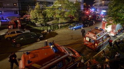 &nbsp; (Les secours déployés autour de la boîte de nuit de Bucarest où un incendie a fait plusiseurs dizaines de morts vendredi soir © REUTERS/Inquam Photos)