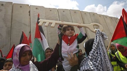 Un Palestinien brandit la clef (symbolique) de la maison perdue lors de la création d'Israël (sud de Gaza, 15/05/2011) (AFP/SAID KHATIB)