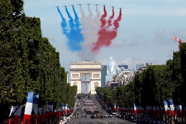 La Patrouille de France survole les Champs-Elysées, le 14 juillet 2017. (GONZALO FUENTES / REUTERS)