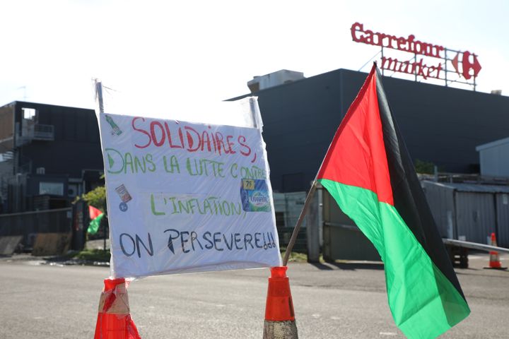 Une pancarte devant le Carrefour Market du François, en Martinique, le 21 septembre 2024. (ROBIN PRUDENT / FRANCEINFO)