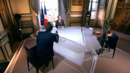 Capture d'&eacute;cran &nbsp;- Fran&ccedil;ois Hollande face aux journalistes de TF1 et de France 2 samedi 14 juillet 2012 (FTVI / FRANCE TELEVISIONS)