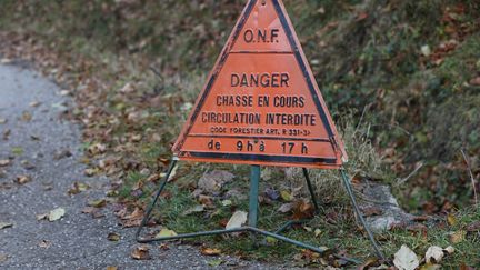 Un panneau de l'Office national des forêts rappelle qu'une chasse est en cours et que la circulation est interdite, à Kruth (Haut-Rhin), le 15 novembre 2021. (MAXPPP)