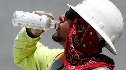 Un travailleur s'hydrate à Phoenix (Etats-Unis), le 20 juin 2017. (RALPH FRESO / GETTY IMAGES NORTH AMERICA)