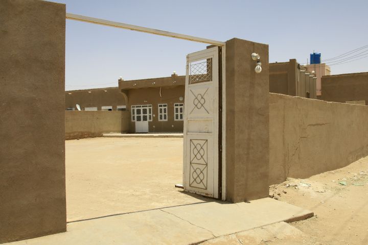 Cette photo prise le 21 avril 2019 montre la maison du président soudanais déchu, Omar el-Béchir, dans le village de son enfance, Hosh Bannaga, à quelque 170 kilomètres au nord de la capitale Khartoum. (- / AFP)