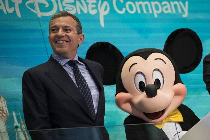 Bob Iger, PDG de Disney, avec Mickey
 (Drew Angerer / GETTY IMAGES NORTH AMERICA / AFP)