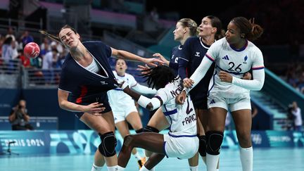 Kari Brattset Dale, Meline Nocandy et Pauletta Foppa lors de la finale des Jeux olympiques, France-Norvège, au stade Pierre-Mauroy, le 10 août 2024, à Lille. (SAMEER AL-DOUMY / AFP)