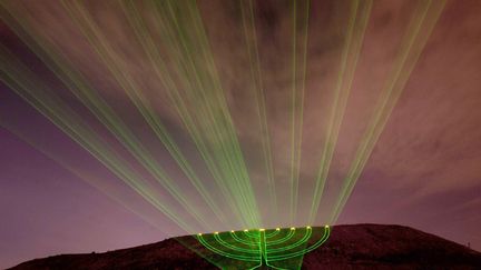 Illuminations au laser sur la colline Hiriya pour c&eacute;l&eacute;brer Hanoucca pr&egrave;s de Tel Aviv (Isra&euml;l), le 21 d&eacute;cembre 2011. (ARIEL SCHALIT / AP / SIPA)