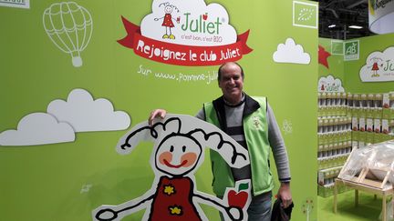 Jean-Noël Carles, arboriculteur, en février 2018, au Salon de l'agriculture à Paris. Il produit 1 500 tonnes de pommes Juliet par an : c'est la seule pomme bio au monde et elle est française.&nbsp; (SANDRINE ETOA-ANDEGUE / RADIO FRANCE)