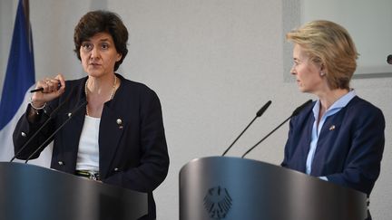 Sylvie Goulard (à gauche) et l'actuelle présidente de la Commission européenne, l'Allemande Ursula von der Leyen le 1er juin 2017. Elles sont alors ministres de la Défense de leur pays respectif.&nbsp; (BRITTA PEDERSEN / DPA)