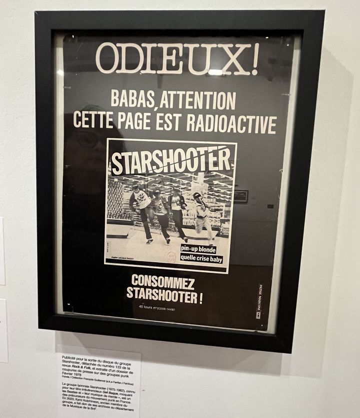 Publicité pour la sortie d'un 45T du groupe Starshooter détaché du numéro 133 de la revue Rock & Folk de 1978, exposé à la BnF. (LAURE NARLIAN / FRANCEINFO CULTURE)