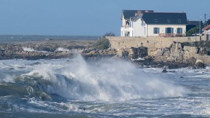 Une habitation de la ville de Batz-sur-Mer (Loire Atlantique) photographiée lors du passage de la tempête Gérard le 16 janvier 2023. (ESTELLE RUIZ / HANS LUCAS / AFP)