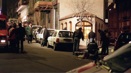 Des policiers inspectent la scène du meurtre de Claude Erignac, le 6 février 1998, à Ajaccio (Corse-du-Sud). (SIPA)