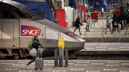 Une voyageuse à la gare Montparnasse, à Paris, le 12 mai 2020. (THOMAS SAMSON / AFP)