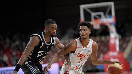 Norris Cole, à gauche, le meneur de l'Asvel, testé positif au Covid-19, le dimanche 11 octobre, à Cholet. (LOIC VENANCE / AFP)