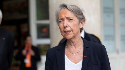 Élisabeth Borne, ministre de la Transition écologique et solidaire, devant la Gare de l'Est à Paris, le 10 mai 2020.&nbsp; (THOMAS SAMSON / POOL)