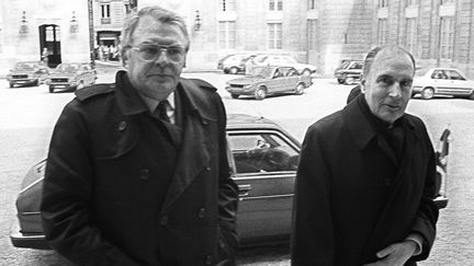 Fran&ccedil;ois Mitterrand&nbsp;et le Premier ministre Pierre Mauroy arrivent au palais de l'Elys&eacute;e, le 22 mars 1983, &agrave; Paris. (PIERRE VERDY / AFP)