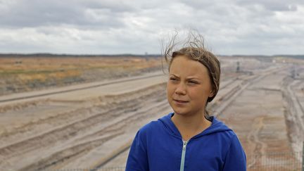 La militante écologiste Greta Thunberg viste la mine à ciel ouvert de Hambach, en Allemange, le 10 août 2019. (OLIVER BERG / DPA / AFP)