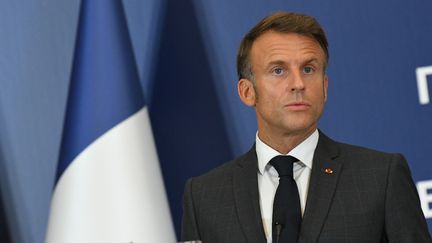 Le président de la République Emmanuel Macron, lors d'une conférence de presse avec son homologue serbe Aleksandar Vucic, le 29 août 2024 à Belgrade (Serbie). (ALMIR HAMZAGIC / ANADOLU / AFP)