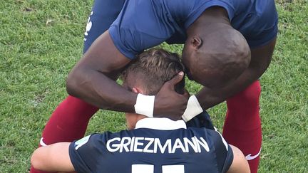 La France est &eacute;limin&eacute;e en quarts par l'Allemagne (1-0), le 4 juillet &agrave; Rio. Blaise Matuidi tente de consoler Antoine Griezmann, une image qui finit de r&eacute;concilier les Fran&ccedil;ais avec les Bleus. (FRANCOIS XAVIER MARIT / POOL / AFP)