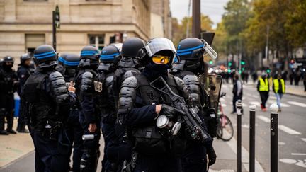 Un policier avec un lanceur de balles de défense (LBD)&nbsp;devant l'entrée de la gare de Lyon, à Paris, lors d'une manifestation des "gilets jaunes", le 16 novembre 2019. (Xose Bouzas / Hans Lucas / Hans Lucas via AFP)