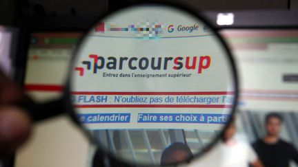 Depuis mardi 22 mai, les lycéens ont accès à leurs attributions sur Parcoursup. Contrairement à APB, la plateforme est actualisée de manière quotidienne (JULIO PELAEZ / MAXPPP)