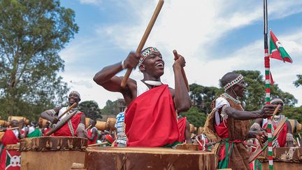 Mais après la chute de la monarchie en 1966, le tambour s'est largement démocratisé et des groupes de tambourinaires se sont créés à travers tout le pays. Au fil des décennies, la pratique de cet instrument s’est ouverte à d’autres groupes, notamment les jeunes et les femmes, au grand dam des conservateurs. Pourtant, "de nombreuses communes, quartiers ou écoles ont leur groupe qui agrémente aussi bien les fêtes officielles que les mariages, remises de diplômes et fêtes de baptêmes" précise "Le Point".&nbsp; &nbsp; (TCHANDROU NITANGA / AFP)