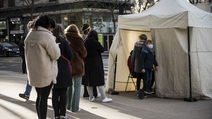 La file d'attente devant une tente de dépistage du Covid-19 installée par une pharmacie, à Paris, le 2 décembre 2021. (MAGALI COHEN / HANS LUCAS / AFP)