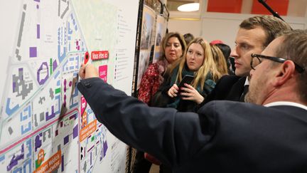 Le chef de l'Etat, Emmanuel Macron, aux côtés du maire de Clichy-Sous-Bois et nouveau président de l'Agence nationale pour la rénovation urbaine, Olivier Klein. (LUDOVIC MARIN / POOL)